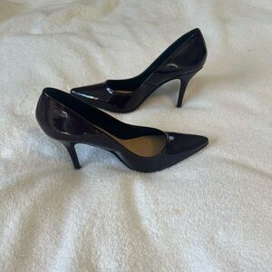 Trender high hell shoe. Synthetic dark wine color.